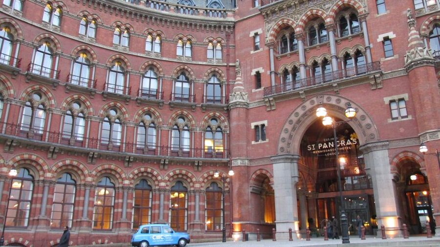 A Muggle's Guide to London: Harry Potter Walking Tour - Along the Thames with broomsticks and buses