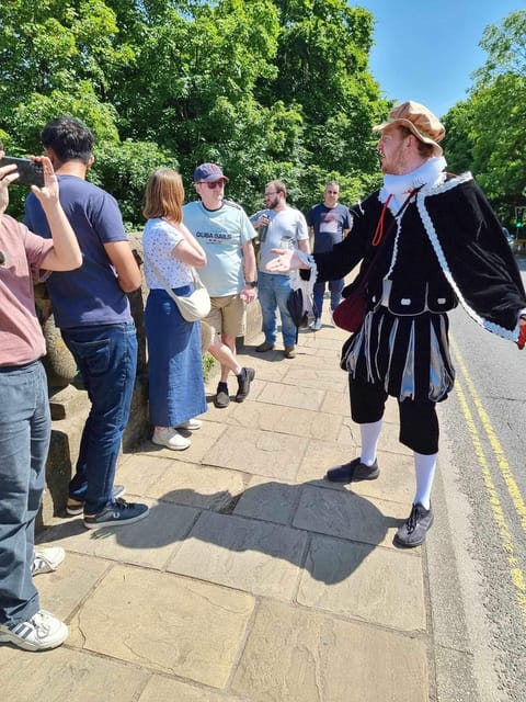 A tour of Warwick with Queen Elizabeth's secret lover - The guide matters more than the script