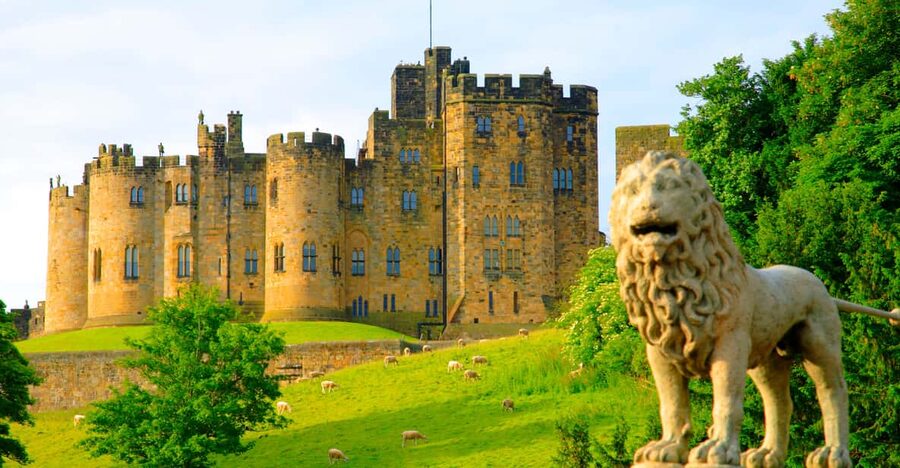 Alnwick: Alnwick Castle Ticket - Arriving at Alnwick Castle in Northumberland