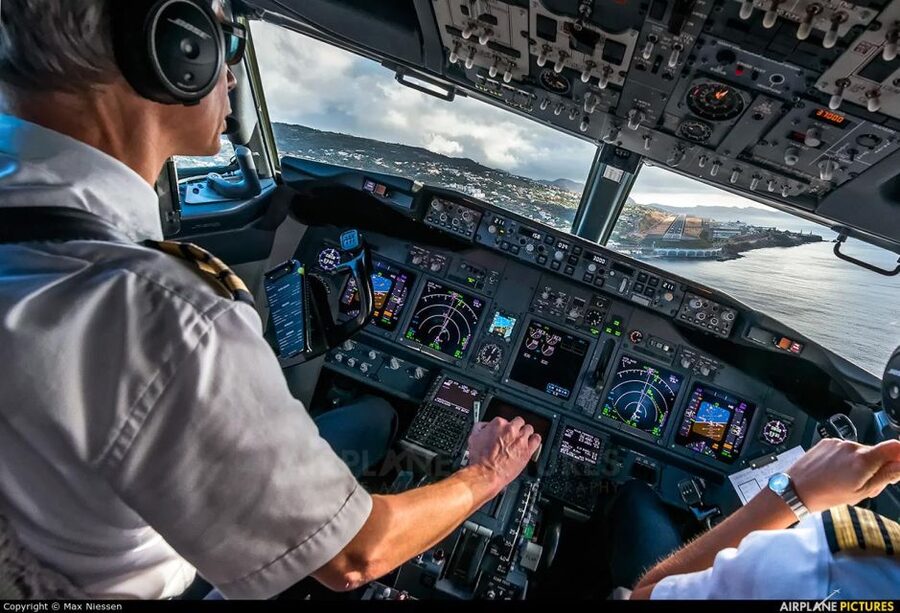 BARNSLEY(60 MINS BOEING 737 FLIGHT SIMULATOR EXPERIENCE) - Sixty minutes in the Boeing 737 cockpit