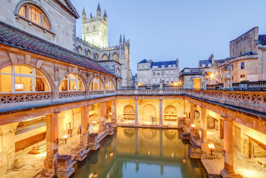 Bath: Guided Ghost Tour - Meeting your guide outside Bath Abbey
