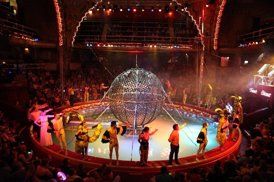 Blackpool: Blackpool Tower Circus Entrance Ticket - The opening: a quick shift from screens to live action