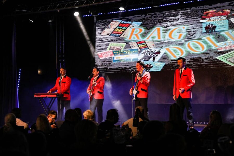 Blackpool: The Jersey Beats - Oh What A Nite! Music Show - The opening: a warm welcome and a quick start