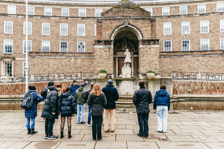 Bristol: Blackbeard to Banksy Guided Walking Tour - What the two-hour format does well