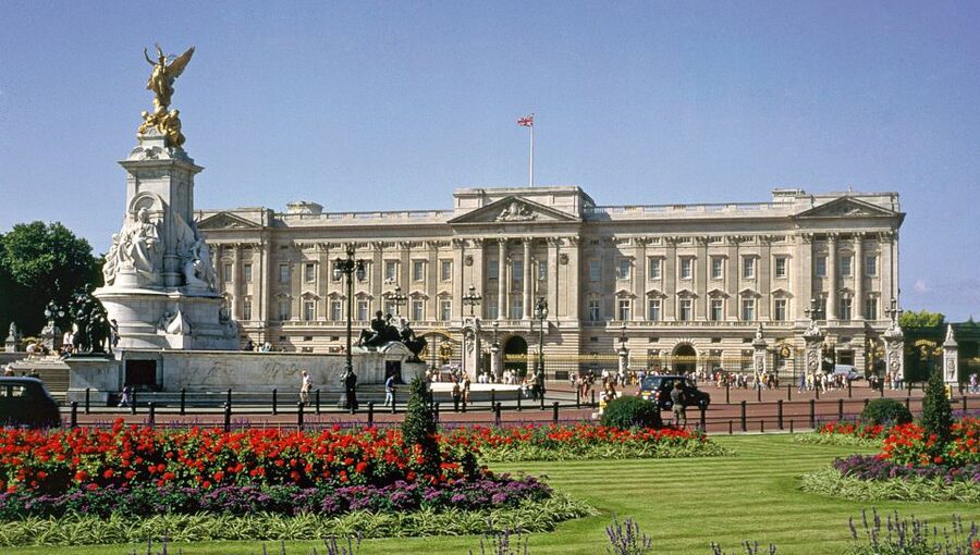 Buckingham Palace and Stonehenge Tour - The midday gap in Victoria