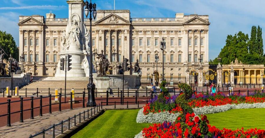 Buckingham Palace Exterior and Royal History Private Tour - Starting at Trafalgar Square with Britain’s royal story