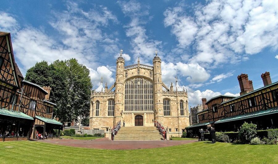 Buckingham Palace & Windsor Castle: Full-Day Tour - Taking the Coach to Windsor