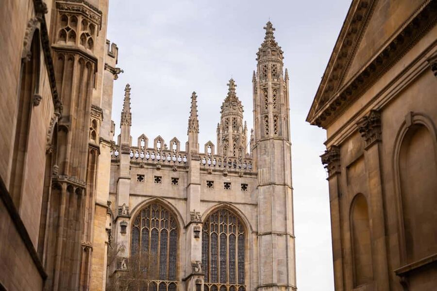 Cambridge: Alumni-Led Walking & Punting Tour w/Kings College - Why a Cambridge student makes a useful guide