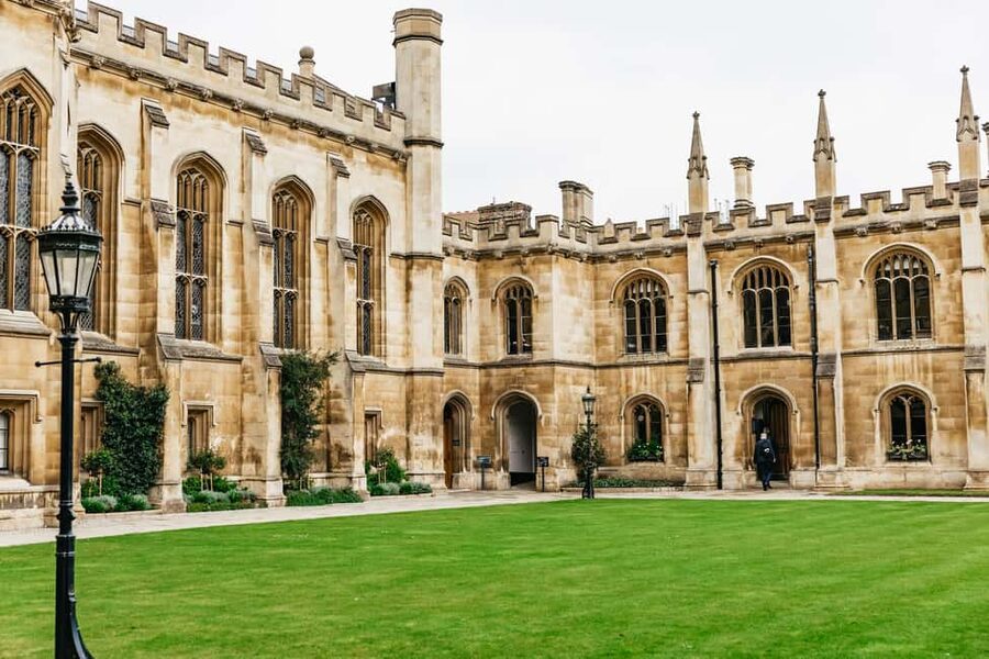 Cambridge: Alumni-Led Walking Tour w/ King's College Option - The Cavendish Laboratory and Cambridge science