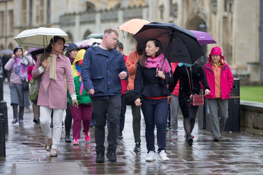 Cambridge: Chinese University Student-Guided Walking Tour - Newton’s apple tree and the stories behind the monuments