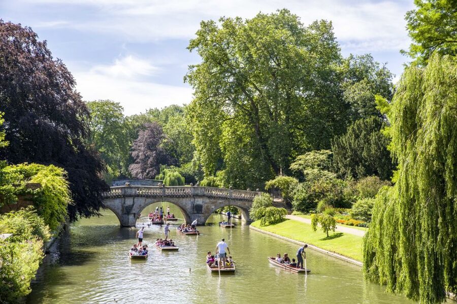 Cambridge: Guided River Cam Punting Tour - Why punting is the right way to see Cambridge