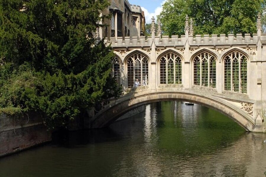Cambridge: Sightseeing Walking Tour with a Local Guide - Riverbanks and the changing mood of Cambridge