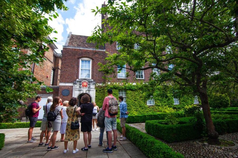 Cambridge: University Alumni Tour with Kings College Option - Why a student guide changes the Cambridge story