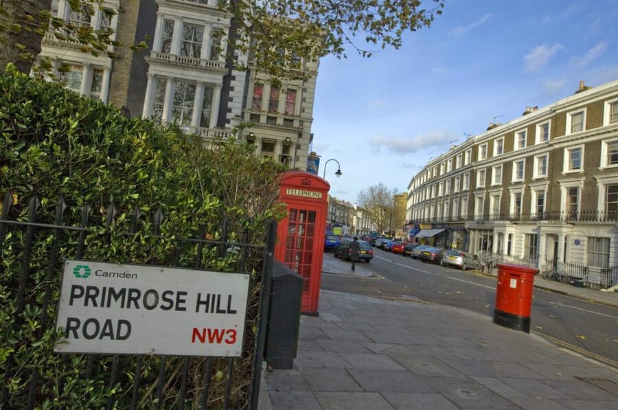 Camden Pub and Walking Tour - Chalk Farm Road, the Roundhouse, and Camden Stables Market