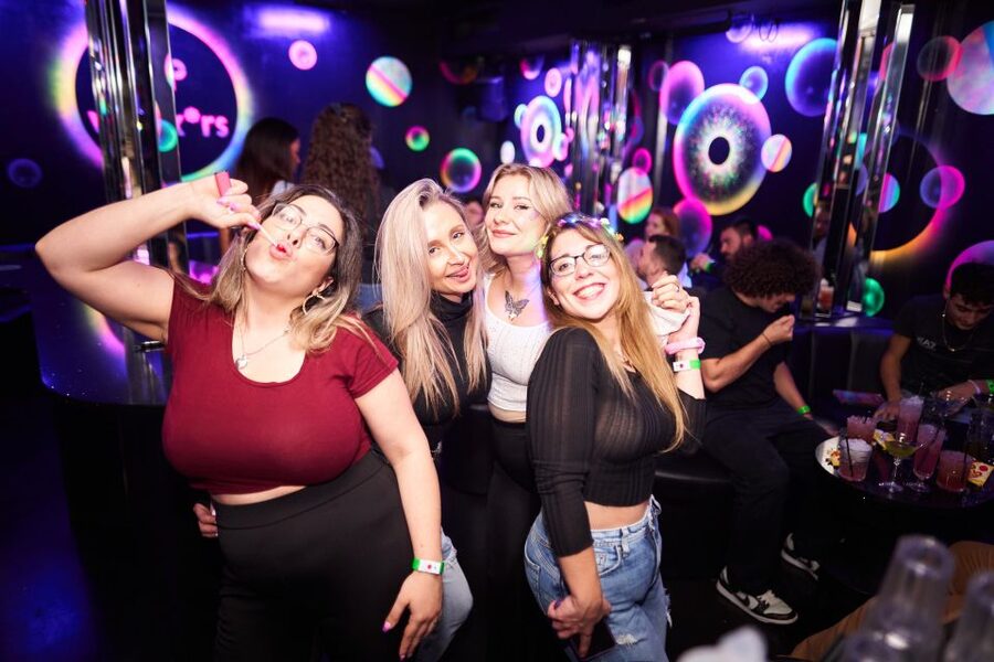 Camden Pub Crawl & Bar Tour London - Weekend nights finish at a club open until 3:00 AM