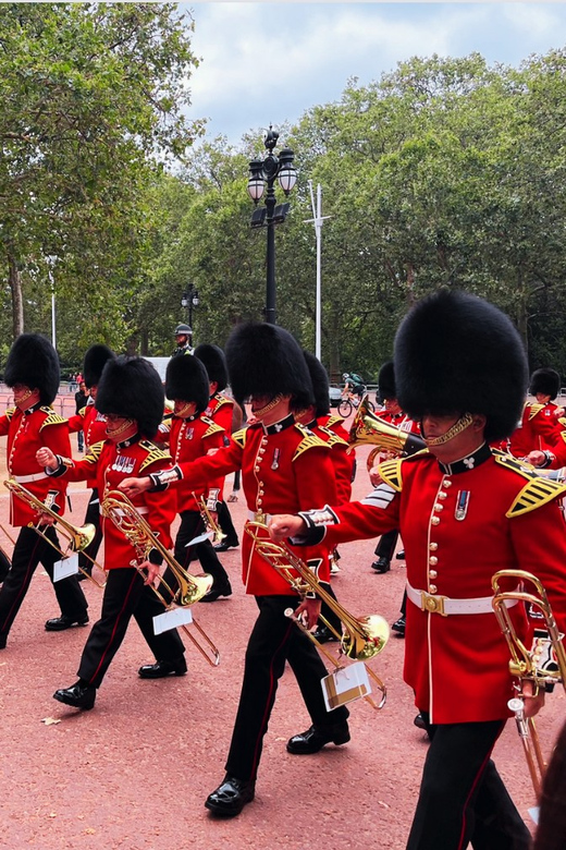 Changing of the Guard at Buckingham Palace - Alan’s Guiding Style and the Tour’s Flexibility