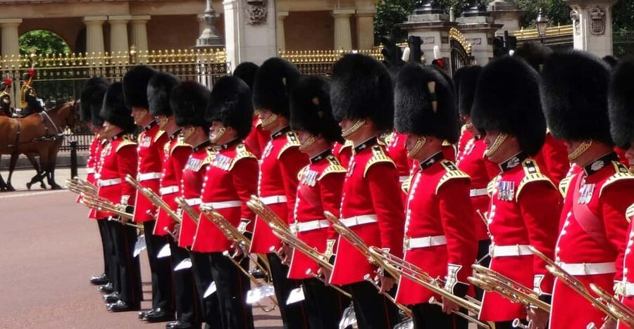 Changing of the Guard Experience in London - Starting beside Diana’s fountain in Green Park