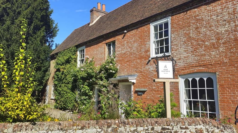 Chawton: Village tour to discover its ties to Jane Austen - Meeting Laura outside Jane Austen’s House