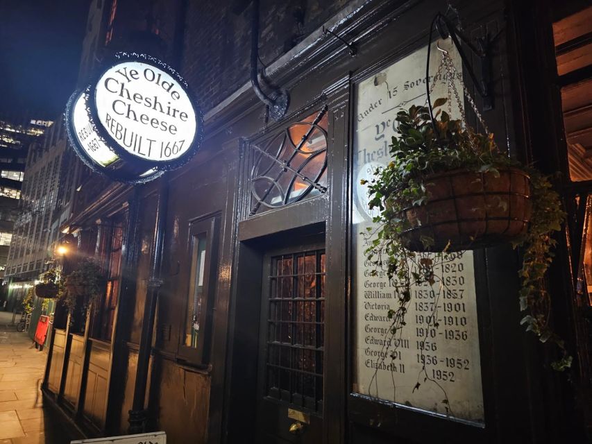City of London Historic Pub Walking Tour - Following Queen Elizabeth I through secret lanes