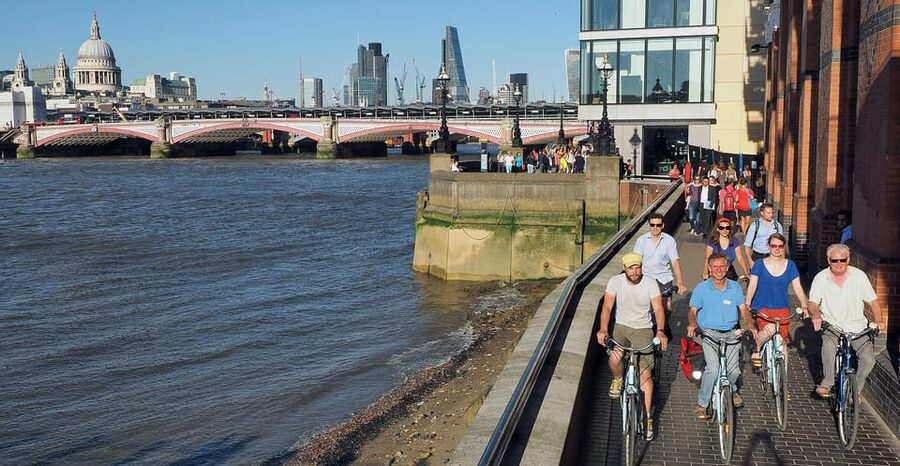 Destination London: E-Bike Tour - Buckingham Palace and the Houses of Parliament