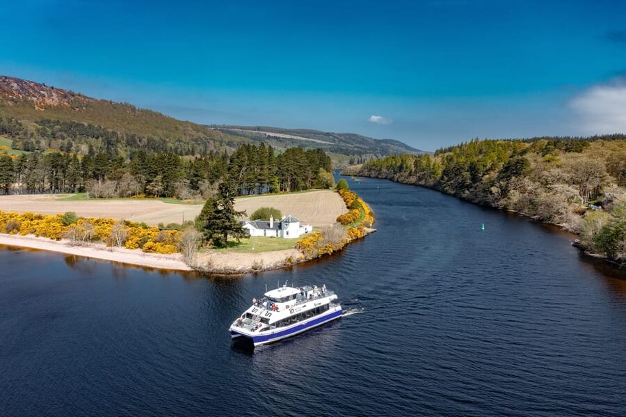 Dochgarroch: Caledonian Canal and Loch Ness 50min Cruise - The first minutes on the Caledonian Canal
