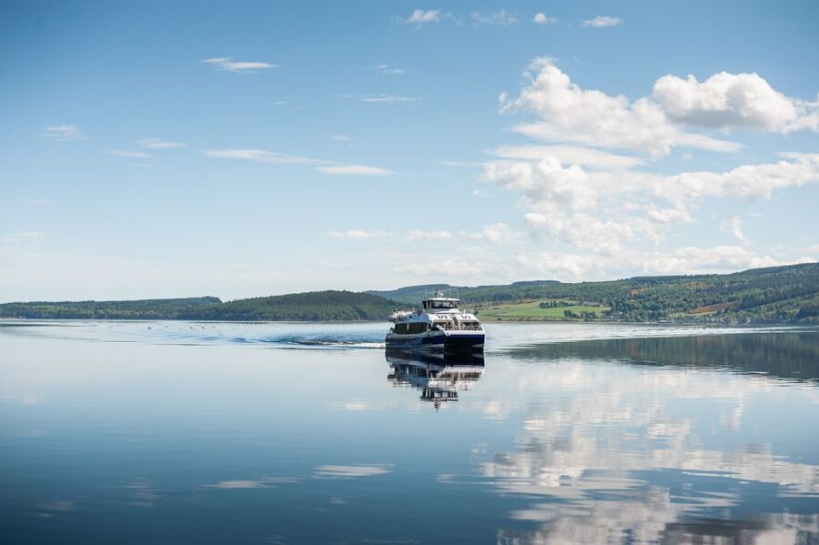 Dochgarroch: Loch Ness and Caledonian Canal 2-Hour Cruise - Food, drinks, Wi-Fi, and comfort onboard