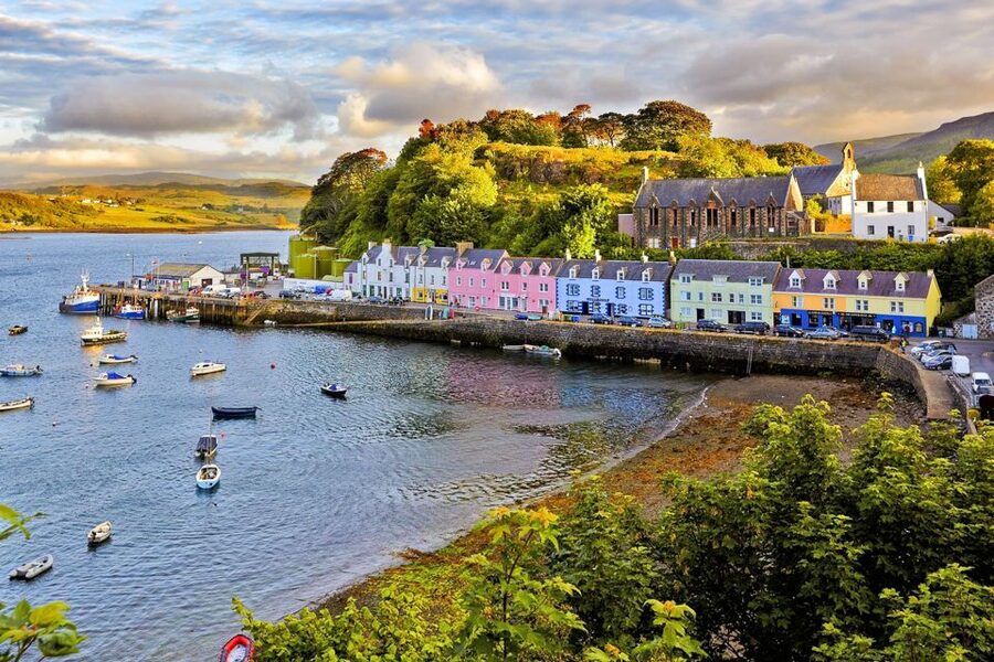 Edinburgh: 3-Day Isle of Skye, Highlands, and Loch Ness Tour - Glencoe brings scenery and difficult history together