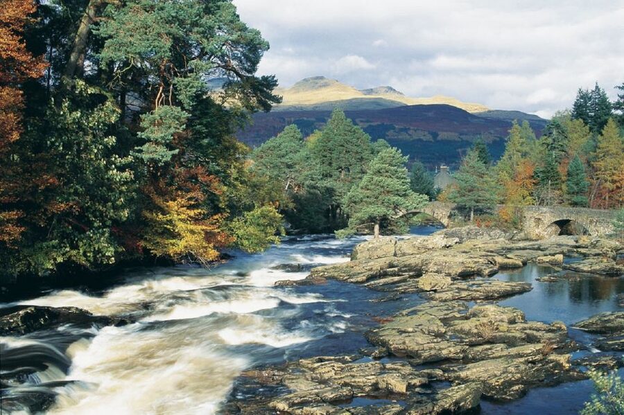 Edinburgh: Eilean Donan, Loch Ness & Glenfinnan 2-Day Tour - Glengarry Viewpoint and Eilean Donan Castle