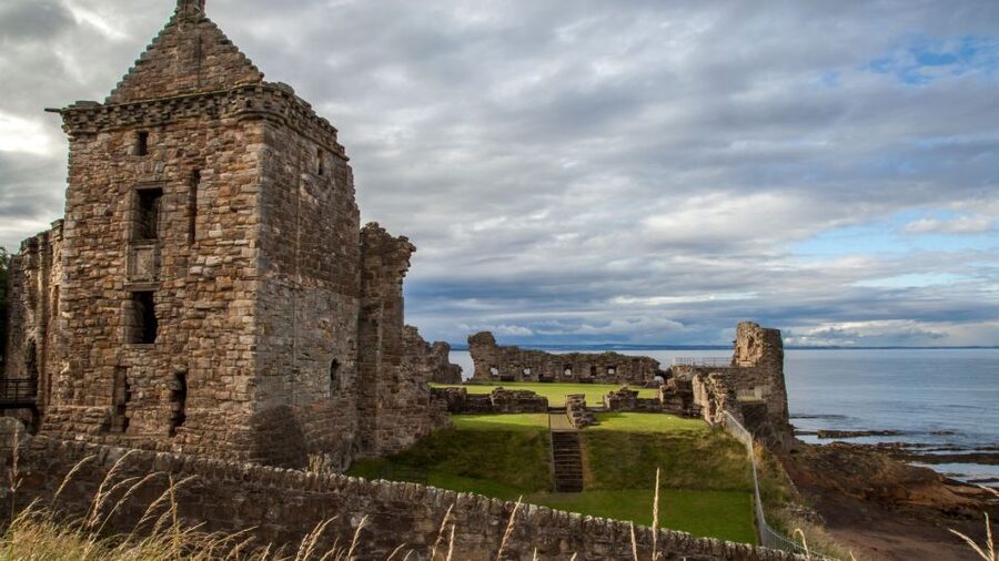 Edinburgh: St Andrews, Dunfermline Abbey and Fife Coast Tour - Walking the Fife Coast Near Lady’s Tower