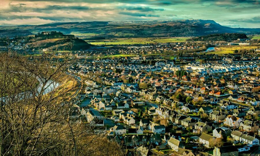 Edinburgh: Stirling, Whisky & St Andrews Tour in Italian - Stirling Castle and the view from volcanic rock