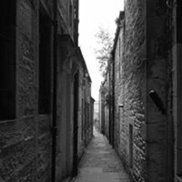 Elgin: In and out the Dusty Closes - Meeting the closes at the stone pillar