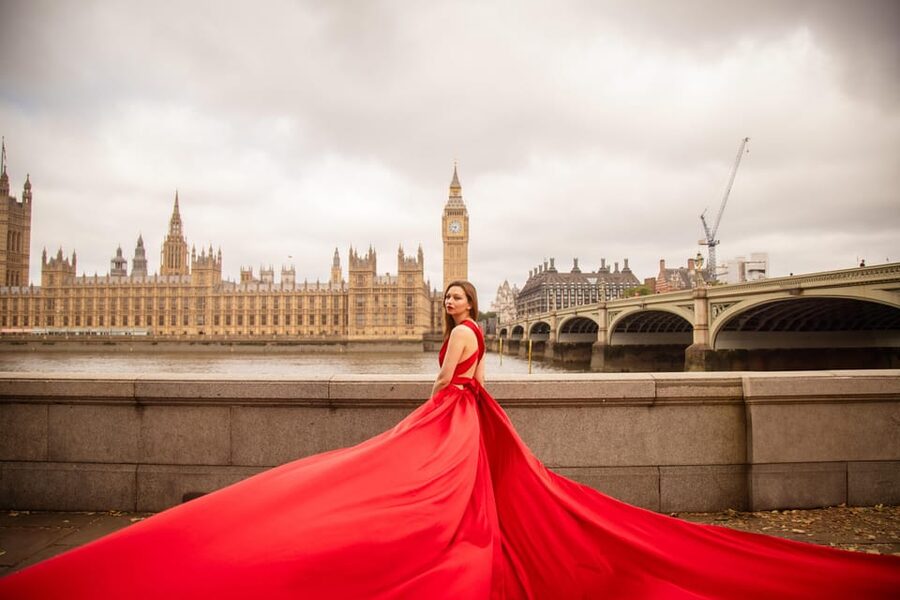 Flying dress professional photoshoot with pro photographer - Who will enjoy this most