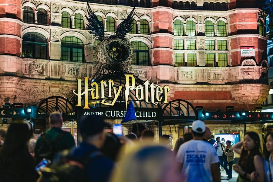 French Language: Original Harry Potter Walking Tour - The Transport Choice: Underground or Thames Boat