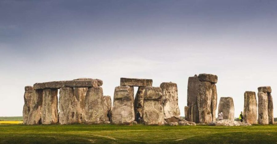 From Bristol: Stonehenge and Cotswold Villages Day Tour - Avebury and the world’s most unusual village pub setting
