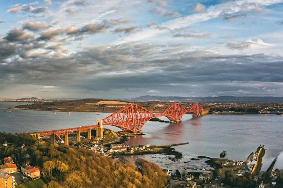 From Edinburgh: 2-Day Loch Lomond, West Highlands & Oban - Day one begins with the Kelpies and Stirling stories