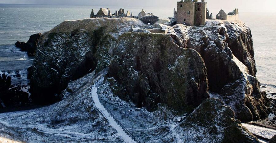 From Edinburgh: Glamis and Dunnottar Castles Tour in Italian - Stonehaven: a useful seaside pause
