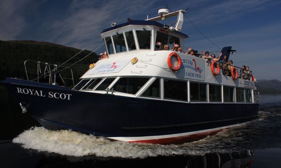 From Edinburgh: Loch Ness and Highlands Tour in Spanish - The guide can shape the whole experience