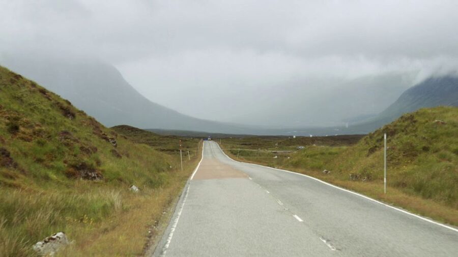 From Edinburgh: Loch Ness and Highlands Tour in Spanish - Glen Coe brings the first major view