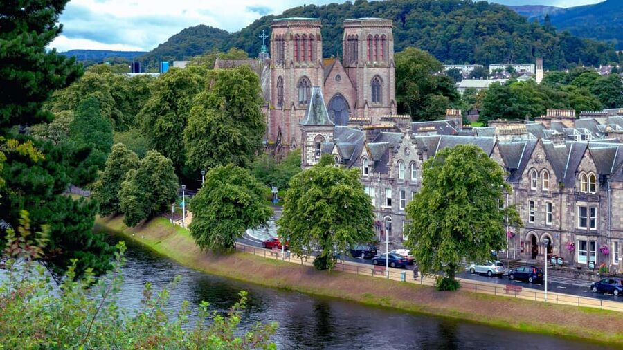From Edinburgh: Loch Ness and Highlands Tour in Spanish - Pitlochry finishes the day on a gentler note