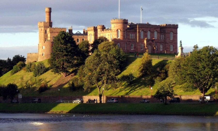 From Edinburgh: Loch Ness & Inverness Tour in Spanish - What this Spanish Highlands day is really offering
