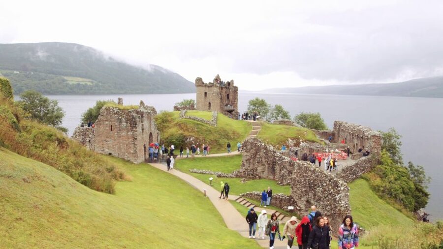 From Edinburgh: Loch Ness & Inverness Tour in Spanish - A Spanish guide can shape the whole day