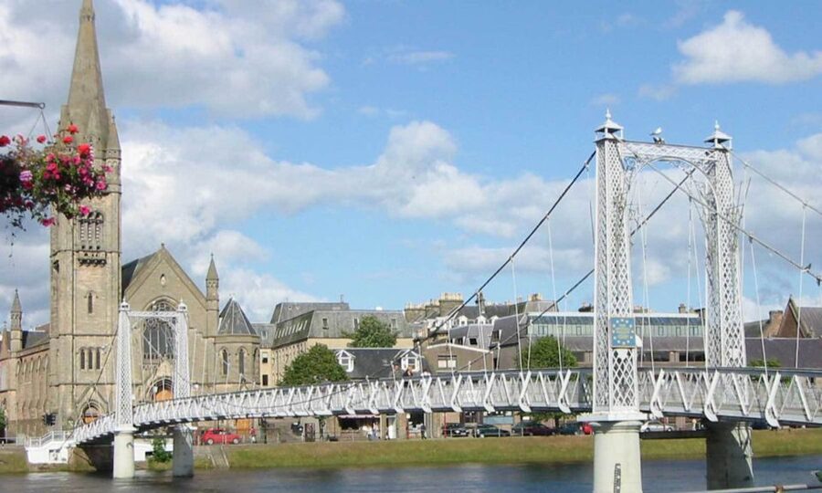 From Edinburgh: Loch Ness & Inverness Tour in Spanish - Dunkeld and the River Tay
