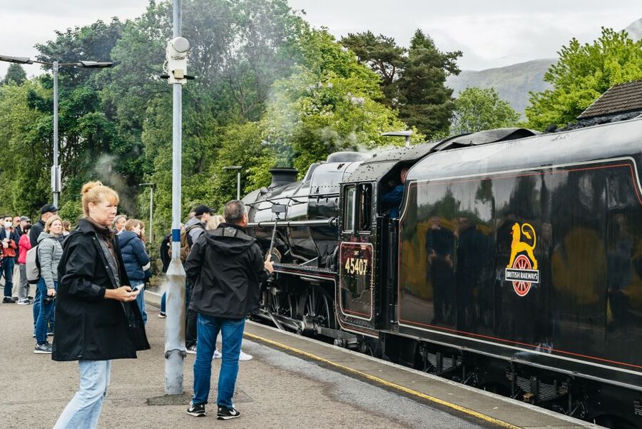 From Edinburgh: Magical Highlands Tour with Jacobite Train - Glenfinnan Viaduct and Loch Shiel