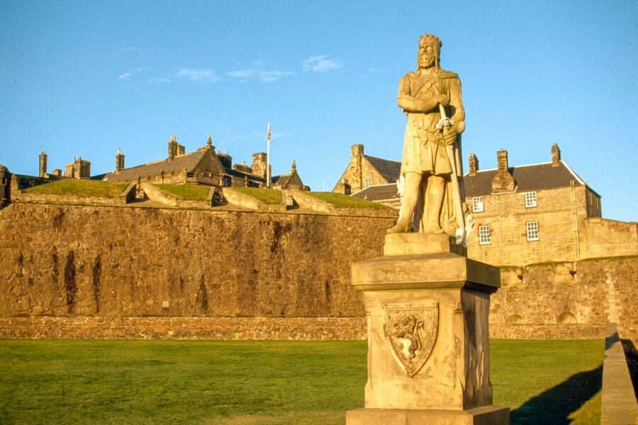 From Glasgow: Loch Lomond, Trossachs & Stirling Castle Tour - Luss or Loch Lomond Shores: choosing your free time