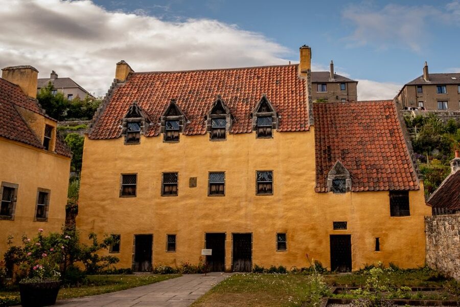 From Glasgow: Outlander Adventure Tour with Tickets - Falkland, where Inverness appears on screen
