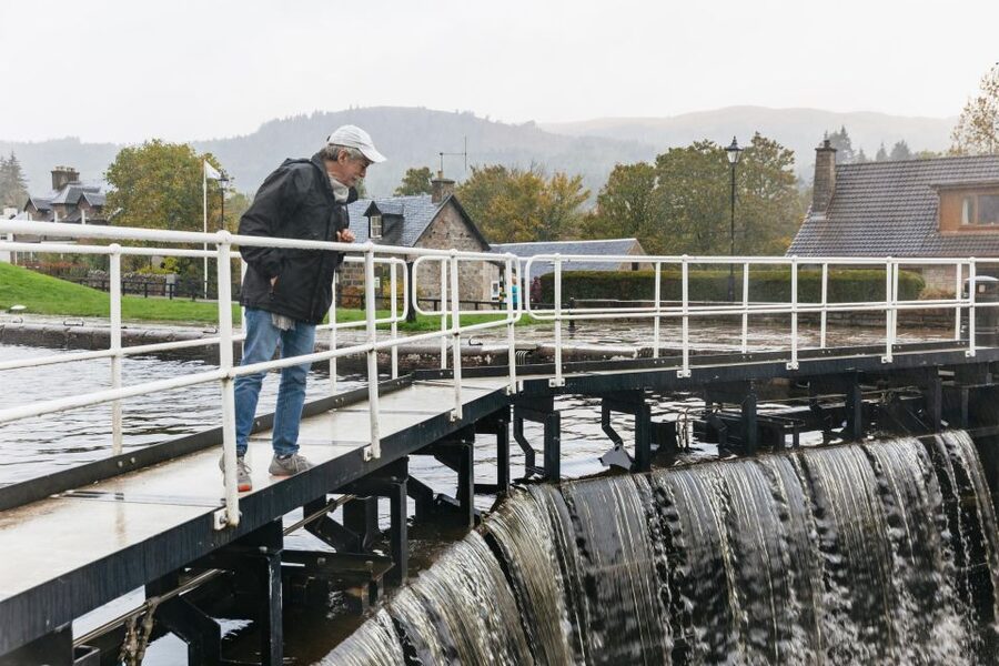From Inverness: Loch Ness Guided Day Trip - Urquhart Castle puts the legends in context