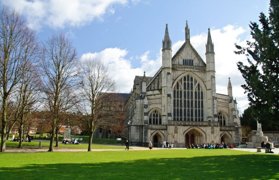 From London: 3-day Isle of Wight & the Southern Coast Tour - Leaving London for Portsmouth and the Isle of Wight