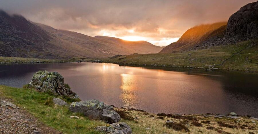 From London: North Wales, Snowdonia & Caernarfon Castle Tour - Eryri National Park by minibus