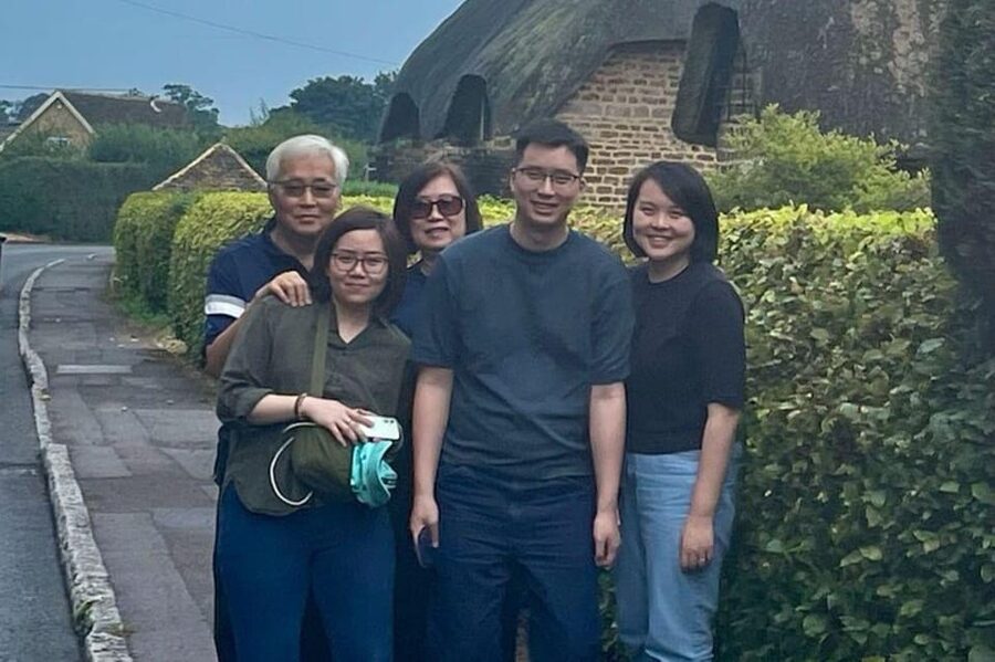 From London: Private Cotswolds Tour - Bourton-on-the-Water gives you the best lunch break