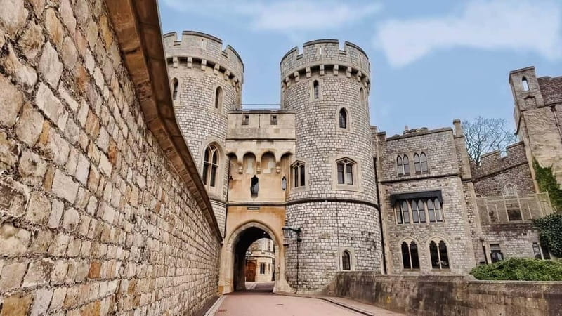 From London: Stonehenge & Windsor Castle Tour with Tickets - Meeting at Earls Court Bus Stop C
